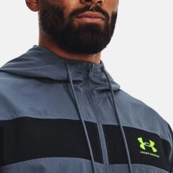 Under Armour Men's UA Sportstyle Windbreaker Jacket Downpour Grey / Black / Lime Surge 12 Under Armour Men's UA Sportstyle Windbreaker Jacket Downpour Grey / Black / Lime Surge -Sport Style Shop v5 1361621 044 collar