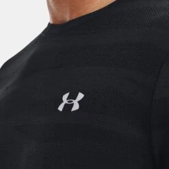 Under Armour Men's Seamless Wave Short Sleeve T-Shirt Black / Mod Grey 12 Under Armour Men's Seamless Wave Short Sleeve T-Shirt Black / Mod Grey -Sport Style Shop v5 1373726 001 collar